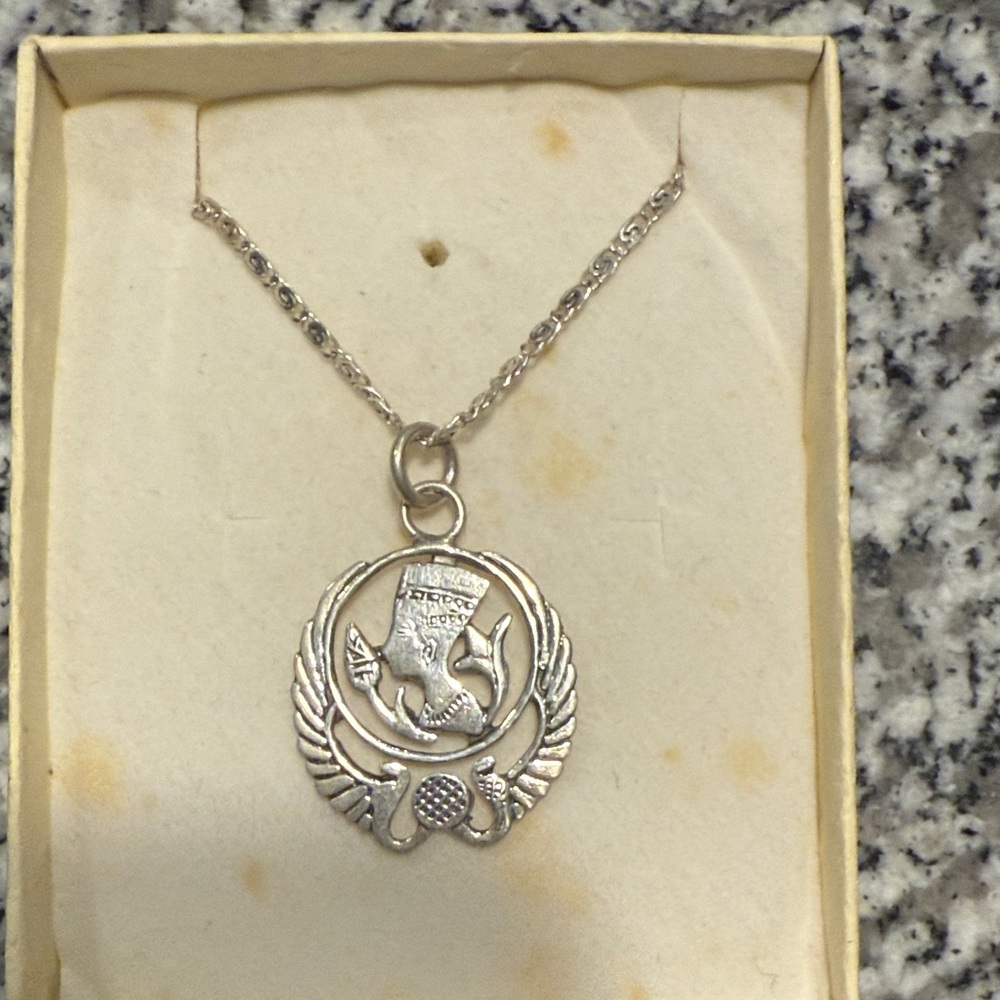 Elegant Silver Pendant Necklace